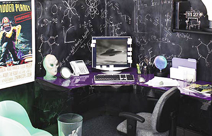 sci_fi_themed_cubicle_desk_office