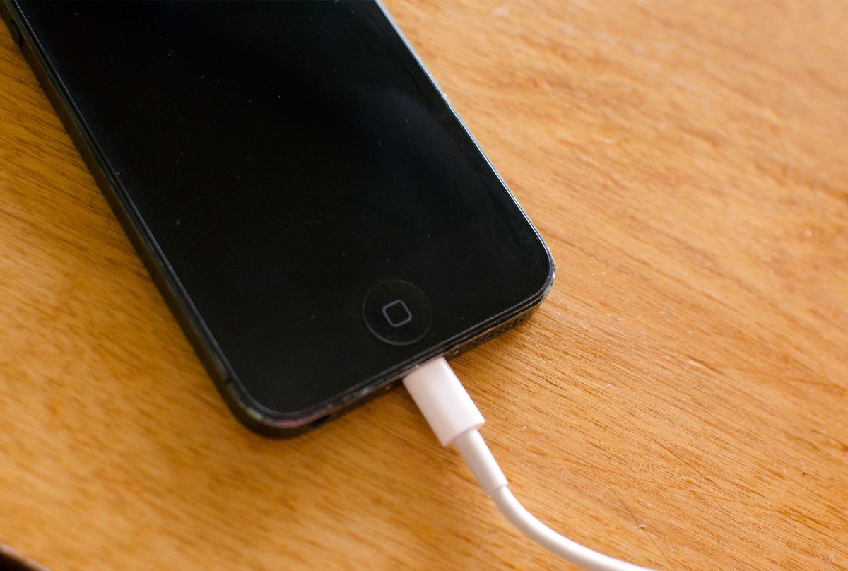 iphone_5_lightning_cable_attached_hero