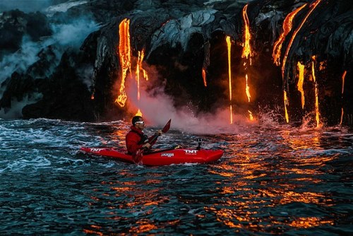 extreme_lava_kayaking_4