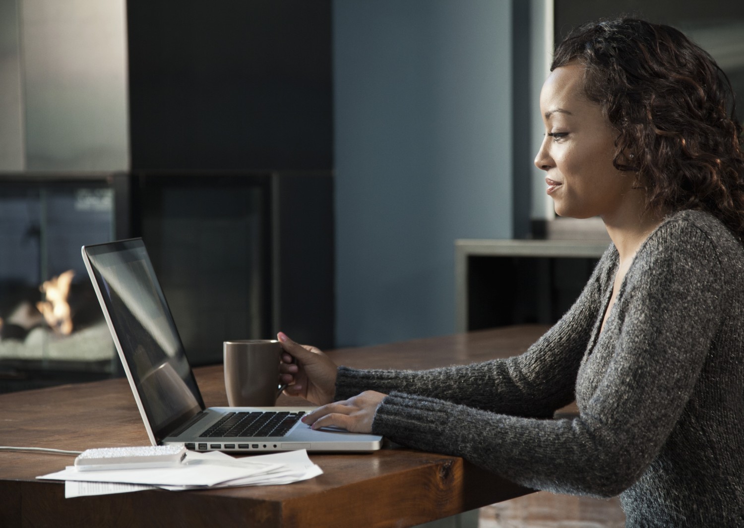 black-woman-using-laptop-1-e1437422709924