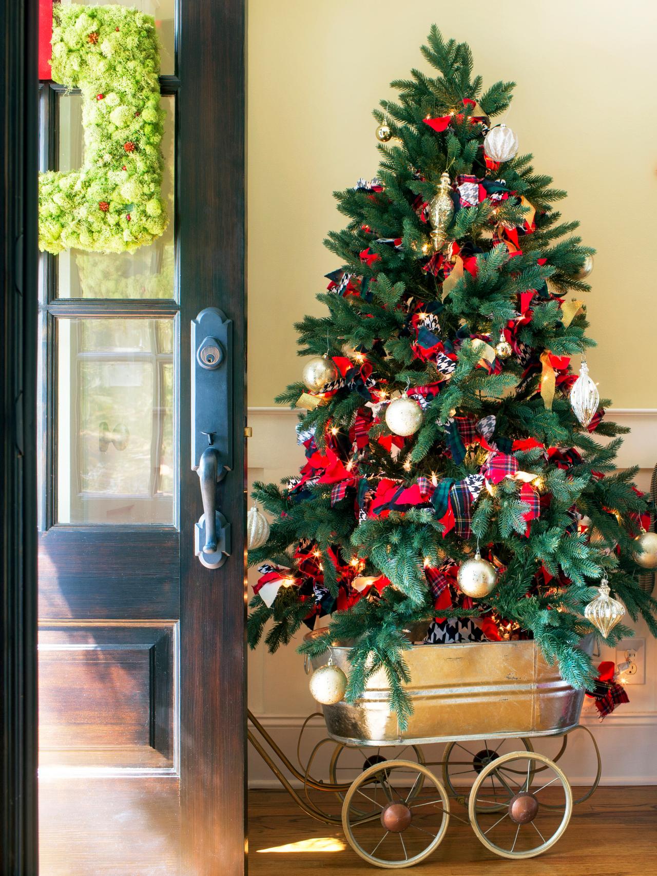 40-christmas-tree-decorating-ideas-interior-design-styles-and-pertaining-to-christmas-living-room-design-ideas-2017-winter