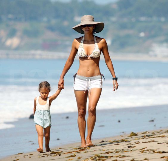 ©2010 RAMEY PHOTO 310-828-3445 EXCLUSIVE! - NO WEB USAGE WITHOUT AGREED FEE! July 15, 2010 Halle Berry and daughter Nahla take a lovely stroll on the beach together. KISS